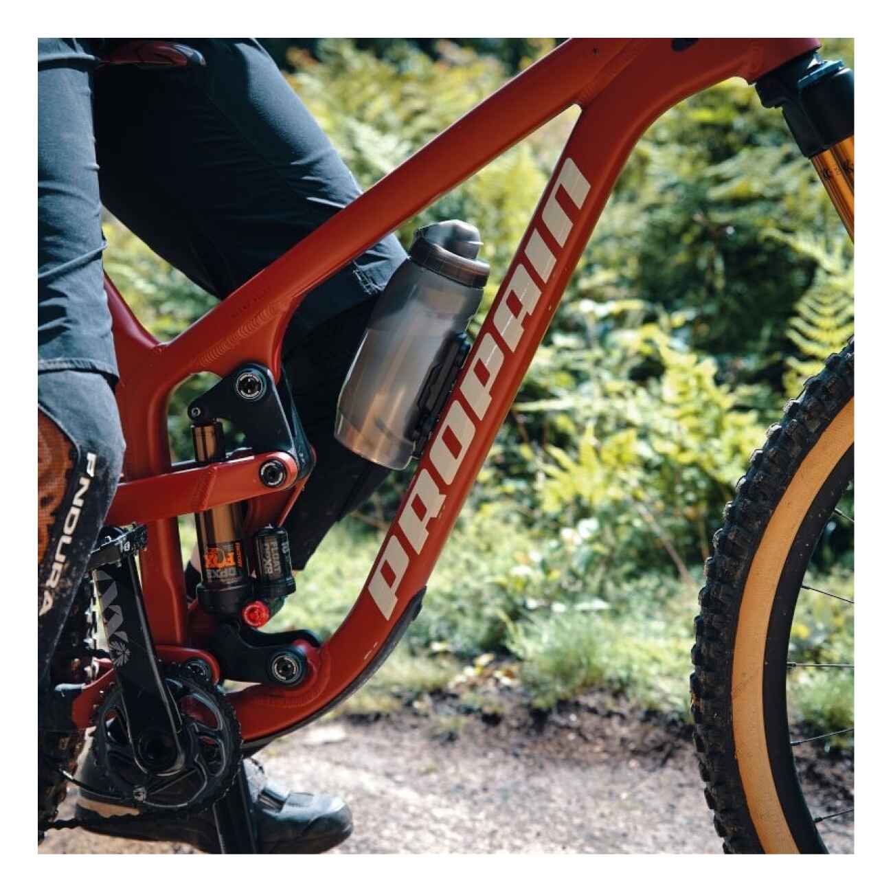 Fidlock Twist Bottle 590 + Bike Base - Drikkeflaske med magnetisk holder - Transparent hvit - Bilde 5