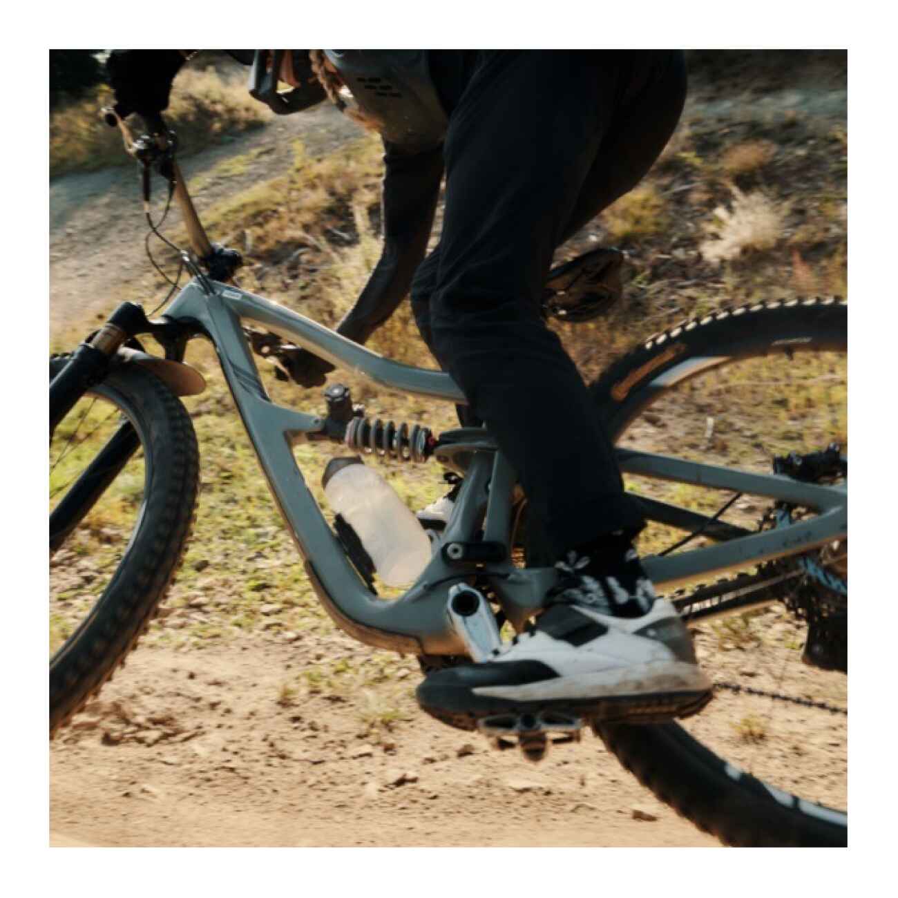 Fidlock Twist Bottle 750 Compact + Bike Base - Drikkeflaske med magnetisk holder - Transparent hvit - Bilde 3