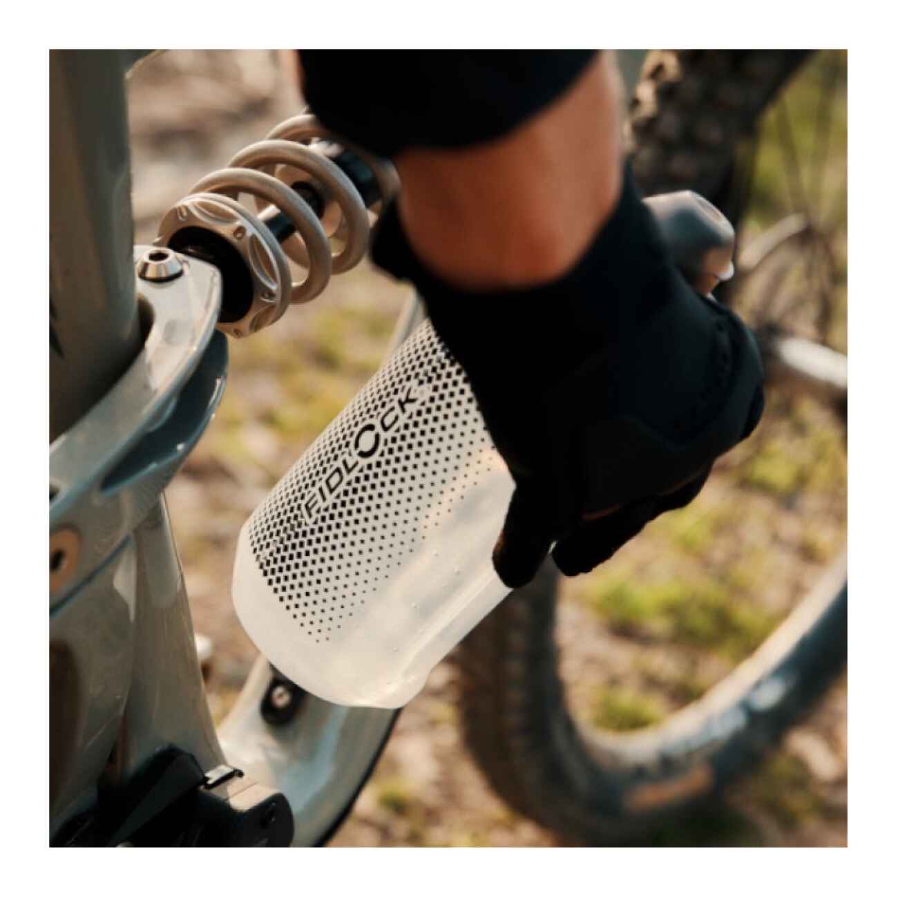 Fidlock Twist Bottle 750 Compact + Bike Base - Drikkeflaske med magnetisk holder - Transparent hvit - Bilde 2